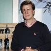 Cayetano Martinez de Irujo con algunos aceites de la marca que creó, Alba Fine Food.