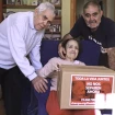 José Hernández con sus padres, Desiderio y Soledad, y una de las cajas de la iniciativa.