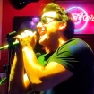 Ion Aramendi cantando durante un concierto con su grupo