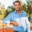 Rafa Nadal posa en una pista de tenis.