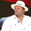Amador Mohedano en una imagen de Telecinco con camisa y sombrero blancos