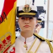 La princesa Leonor llevando una bandera de España