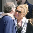 Lydia Lozano abraza a su marido Charly tras despedir a su madre para siempre