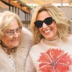 Lydia Lozano con su madre sonrientes