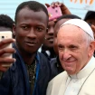 El Papa Francisco tomándose un selfie con un hombre.