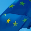 Bandera de la unión europea y un termómetro en rojo