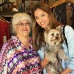 Helen Lindes y su madre, Norma Lindes, con su perrita