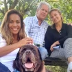 Lara Álvarez en una imagen con su perro y sus padres en la naturaleza