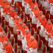 Cardenales del cónclave en pie y reunidos