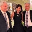 Mario Vargas Llosa con su nuera y con su hijo.