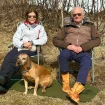 Carlos y Silvia de Suecia sentados con su perro.