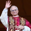 El Papa León XIV saludando.