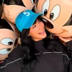 Aitana rodeada de globos de Mickey Mouse en Disneylandia.