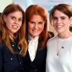 Sarah Ferguson con sus dos hijas en el University College London Hospital.