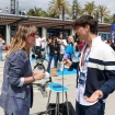 Noemí Galera, poniéndole la pegatina a uno de los 1.600 aspirantes que acudieron a la primera audición en Barcelona.