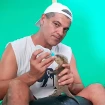 Frank Cuesta alimentando a un animal