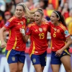 Alexia, Olga Carmona y Aitana, tres pilares de la selección de fútbol.