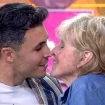 Mercedes Milá y Kiko Jiménez, a punto de besarse en 'Fiesta'.
