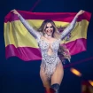 Melody en el pase de bandera en Eurovisión 2025