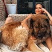 Gloria Camila con su perro, Azabache.