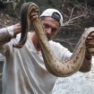 Frank Cuesta mostrando una serpiente.