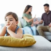 Niña triste porque sus padres se están peleando