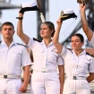 La princesa Leonor, con sus compañeros, saluda desde la cubierta del Elcano a su llegada a Nueva York.