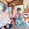 María Jesús Ruíz con su hija, Alba y su novio, Curro