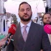 Antonio Tejado andando por la calle rodeado de periodistas con micrófonos