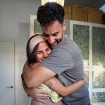 Isa Pantoja y Asraf Beno abrazados de felicidad.