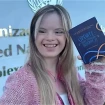 Vitória Mesquita con su libro para acabar con las ideas falsas sobre el Síndrome de Down.