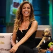 Lara Álvarez sonriente en el sofá de La Revuelta