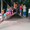 Niños jugando en una granja escuela