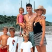 Álvaro Morata con Alice Campello y sus hijos en la playa.