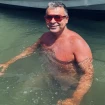 Jorge Javier Vázquez dándose un baño en una playa en Tailandia