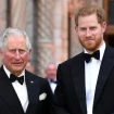 El rey Carlos III de Inglaterra y su hijo el Príncipe Harry