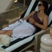 Tamara Falcó en una tumbona en la piscina tomando un cocktail (redes)