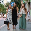 La infanta Sofía (i) y la princesa Leonor (d), acuden con su madre, la reina Letizia, a una proyección de cine este jueves en Mallorca.