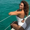 Jessica Bueno subida en un barco en bañador
