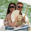David y Victoria Beckham con un abanico
