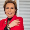 Imagen de Benita / Maestro Joao en redes con americana de color rojo.