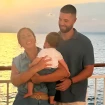 Anabel Pantoja y David Rodríguez de vacaciones en un barco con su hija Alma.