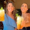 Anna Ferrer y Paz Padilla con bebidas en la barra de su bar