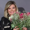 Terelu Campos con un ramo de flores.