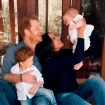El principe Harry y Meghan Markle con sus hijos