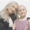 Ana Mena posa abrazada a una niña enferma de cáncer