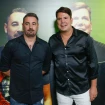 Andy Morales, serio, y Lucas, posan juntos por última vez ante los medios.