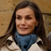 La reina Letizia en una imagen de EFE con gabardina