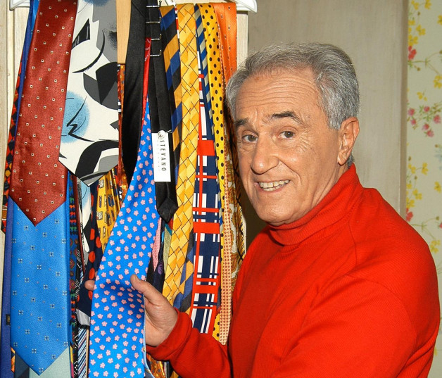 José María Carrascal con su amplia colección de corbatas, un elemento que se convirtió en parte de su identidad