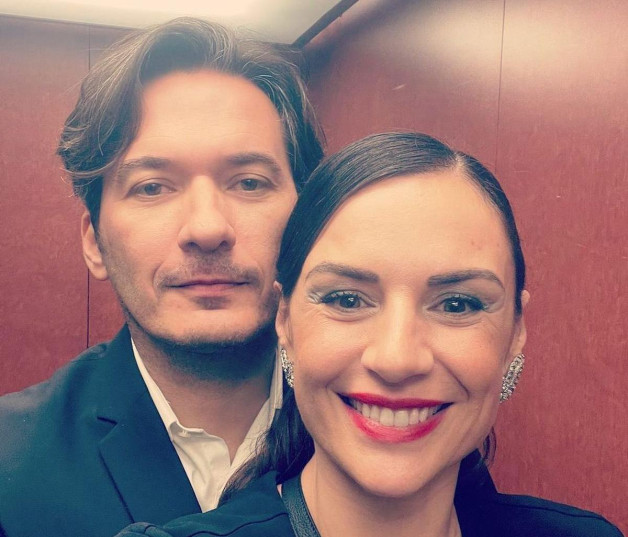 Alberto Caballero y Miren Ibarguren, en un selfie en el ascensor